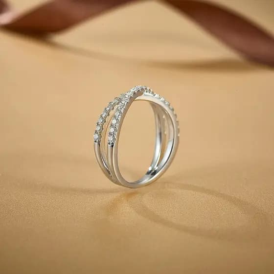 Anel entrelaçado cravejado Moissanite prata 925 com banho de ródio