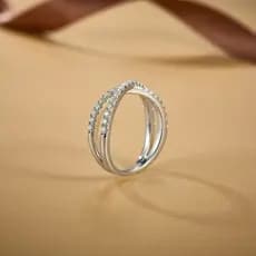Anel entrelaçado cravejado Moissanite prata 925 com banho de ródio