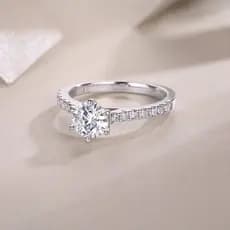 Anel Solitário cravejado Moissanite 6,5mm/1,0ct prata 925 com banho de ródio