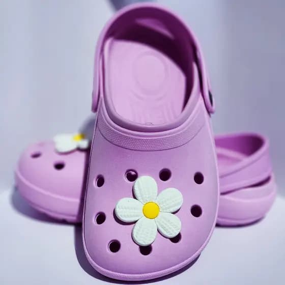 Babuche Infantil Lilás com Flor – Sandália Confortável, Calçado Leve e Antiderrapante para Meninas