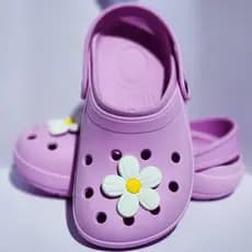 Babuche Infantil Lilás com Flor – Sandália Confortável, Calçado Leve e Antiderrapante para Meninas