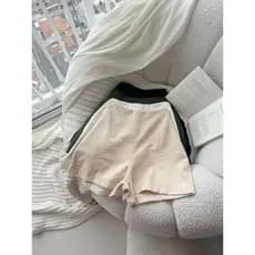 Shorts feminino com bolsos laterais e zíper nas costas. Moderno e versátil para o verão.