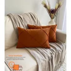 Kit com 2 Capas De Almofadas Retangular Baguete Suede Drapeada 50cm x 30cm
