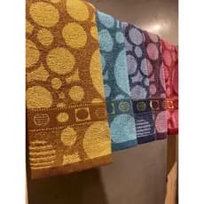 Toalha de banho grande com detalhes bordados
