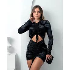 Vestido Curto de Veludo Francis Recorte na Cintura e Decote nas Costas Moda Outono/Inverno 2026