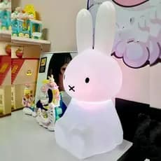 Luminária 3D Coelho Miffy 45cm 🐇 | Criativa Decoração de Mesa Branca – Bivolt Lâmpada Soquete E27