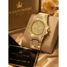 Relógio Feminino Luxo Dourado Cravejado com Strass – Elegância, Glamour e Muito Brilho