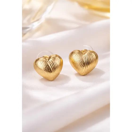 Brincos Coração Dourado Texturizado – Elegância e Delicadeza