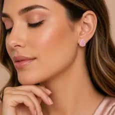 Brinco Pequeno Gota Rosa com Brilho – Delicado, Elegante e Minimalista