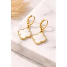 Brinco Trevo Madre Pérola Dourado – Elegância e Delicadeza