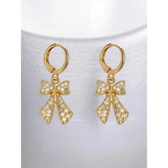 Brinco Laço Dourado com Strass – Elegante e Delicado
