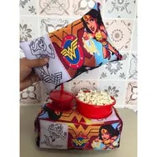 Kit Cinema Almofada Porta Pipoca + Mini Almofada decorativa Mulher Maravilha