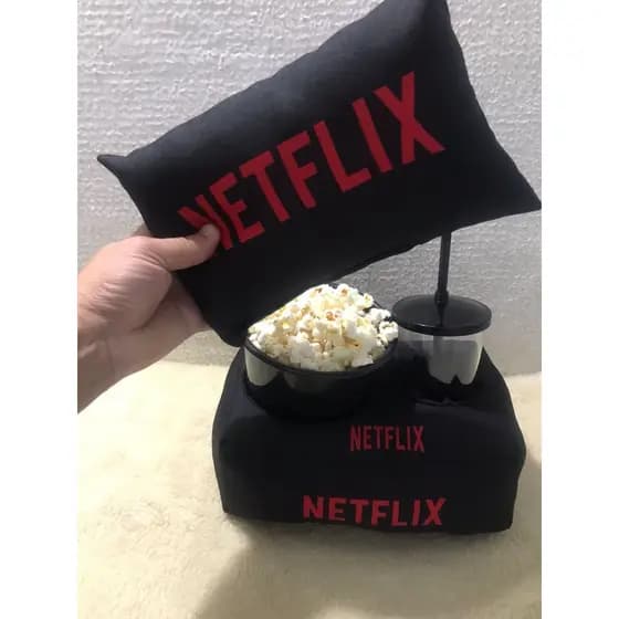 KIT ALMOFADA PORTA PIPOCA + ALMOFADA DECORATIVA NETFLIX