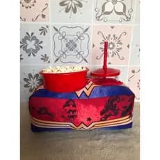 Almofada Porta Pipoca Tema  Mulher Maravilha