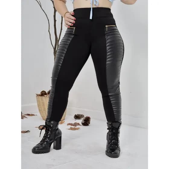 calça montaria com detalhe de couro fake na lateral