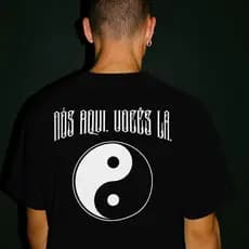 Camiseta Básica Unissex Algodão 30.1 Premium Yin Yang Nós Aqui, Vocês Lá