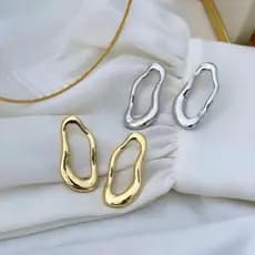 Brinco Orgânico Vazado Ondulado Têndencia Moderno Elegante