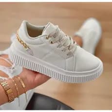 Tênis Casual moderno e confortavel cor Off com detalhe de corrente