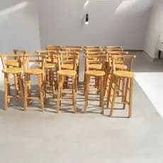 2 Banquetas Alta com encosto de madeira maciça, eucalipto......(Conferir.as.medidas.nas . foto)