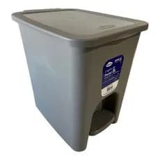 Lixeira de pedal 8 litros em plástico reforçado.
