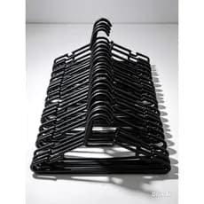 kit 120 cabides de plástico resistente ideal para armário e loja.