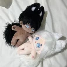 Boneca de algodão CP Raposinha preta e branca pode ser transformada em uma boneca de 20cm.