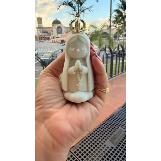 Novidade Linda santinha de resina com essa coroa dourada para lembrança de batizado !! 9cm