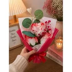 Buquê De Rosa Artificial Vermelha Com  Laço Presente Dia Das Mães Namorados Lembrancinha Romântica Luxo 24cm Presente