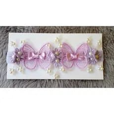Tiara faixinha de bebê jardim encantado com borboletas e flores na cor lílas.