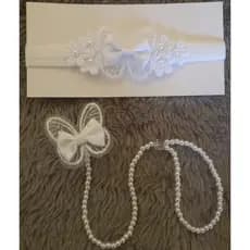 Kit tiara faixinha de bebê e prendedor de chupeta de borboletas para batizado cor branco.