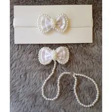 Tiara faixinha de bebê em pérolas para batizado mais prendedor de chupeta na cor branco.