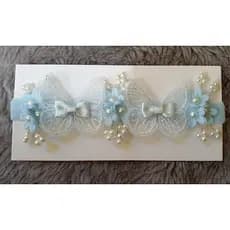 Tiara faixinha de bebê jardim encantado com flores e borboletas cor azul claro.
