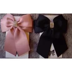 Laços de  pernas no bico de pato, kit com dois ,sendo um preto e um rosa seco.