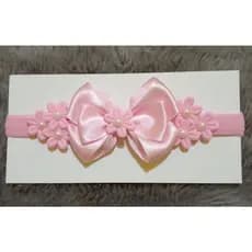 Tiara faixinha de bebê jardim encantado com flores e laço na cor rosa bebê.