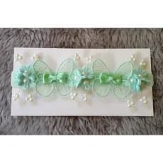 Tiara faixinha de bebê jardim encantado com flores e borboletas cor verde claro.