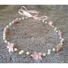 Tiara de luxo Jardim encantado em flores com fechamento com fitas para regulagem. Cor rosa claro.