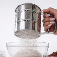 Polvilhador Peneira Culinária Farinha Açúcar Tapioca Caneca Com Gatilho Aço Inox Cozinha 250g