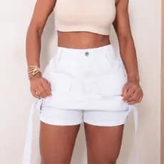 Short Saia Jeans com Bolsos Cargo e Detalhe de Fivelas