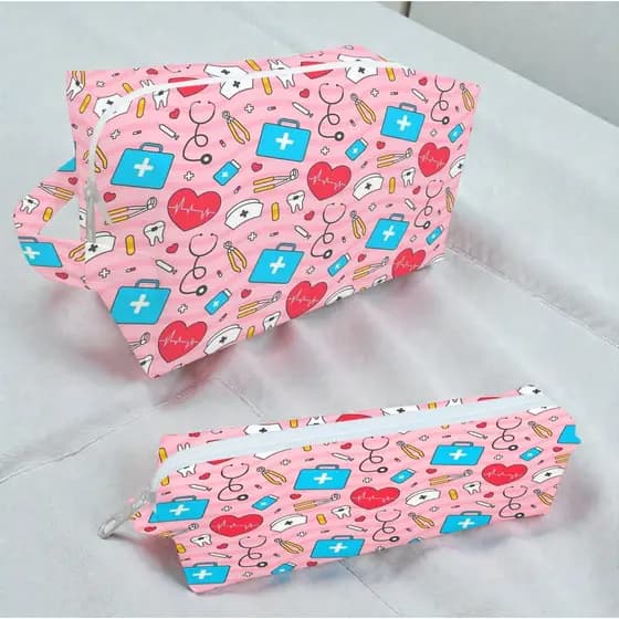 Necessaire Enfermagem Rosa Estojo Organizadora Bolsinha Estampa Saúde Médica Estetoscópio Seringa Coração