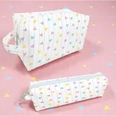 Necessaire Coração Colorido Estojo Organizador Bolsinha Estampa Listras Delicada Feminina Infantil Escola