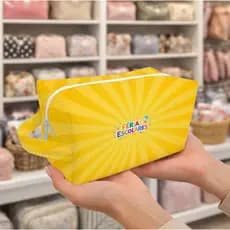 Necessaire Férias Escolares Estampada Amarela Porta Objetos Porta Higiene Para Viagem Passeio e Organização