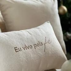 Capa de Almofada Bordada Eu Vivo Pela Fé Retangular 30x50
