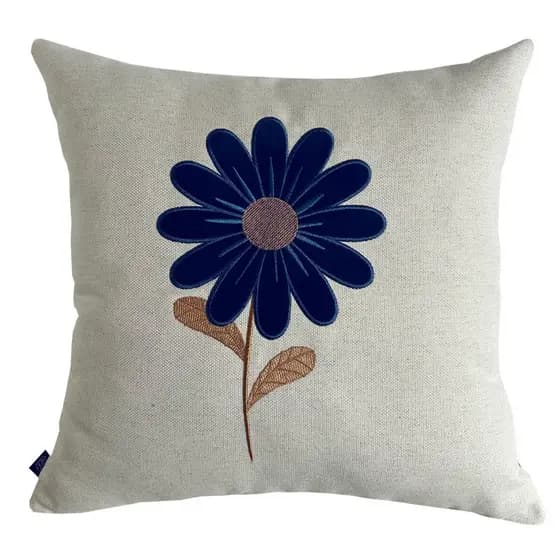 CAPA DE ALMOFADA BORDADA FLOR DA TERRA CRU COM AZUL E CARAMELO 45X45