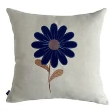 CAPA DE ALMOFADA BORDADA FLOR DA TERRA CRU COM AZUL E CARAMELO 45X45