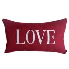 CAPA DE ALMOFADA BORDADA LOVE EM LINHO VERMELHO 30X50
