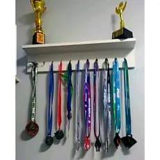 Prateleira Porta Medalhas com Nicho Decorativo Branco | Suporte para Medalhas + Troféus | Já Montado