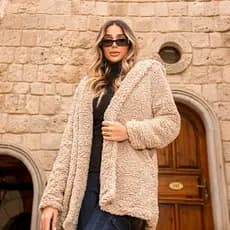 Jaqueta/Casaco Comprido Feminino Teddy com Bolso e Capuz - Forro 100% Teddy