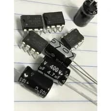 Kit Reparo de Fonte: CI LNK306PN + 02 Capacitores Eletrolíticos 4.7µF x 400V