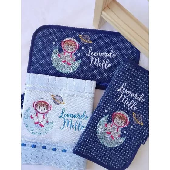 KIT SAQUINHO DE TROCA + BOLSINHA PORTA ESCOVA DE DENTE E 1 TOALHA LAVABO