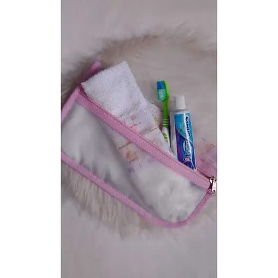 KIT TOALHA FELPUDA + BOLSINHA HIGIÊNICA